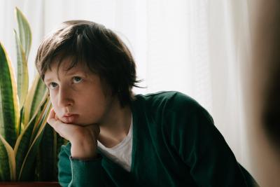zamyšlený teenager