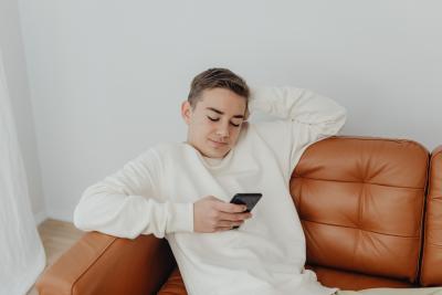 teenager s mobilem