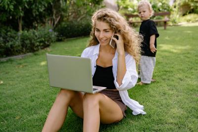 Matka online zanedbává pozornost k dítěti