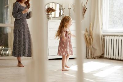 Tančící malá dívka s matkou