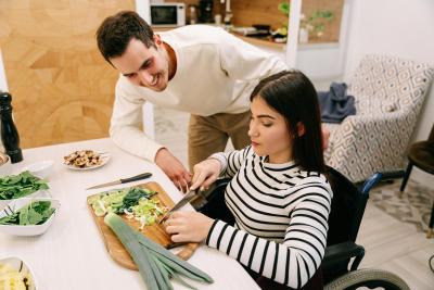 žena na vozíku v kuchyni