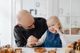 Muž si hraje s malou dívkou