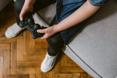 Chlapec hraje na playstationu