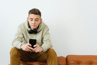 teenager s mobilem