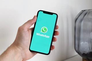 Mobilní telefon s logem whatsapp