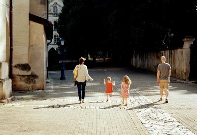 rodina na procházce městem