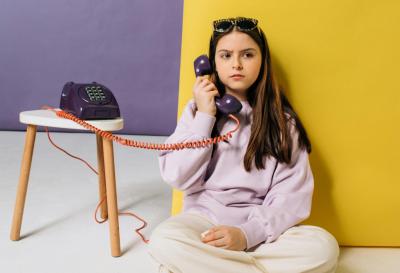 dívka s telefonem