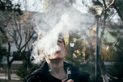 teenager s elektronickou cigaretou