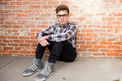 Dospívající chlapec opřený o zeď