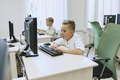 děti v počítačové učebně