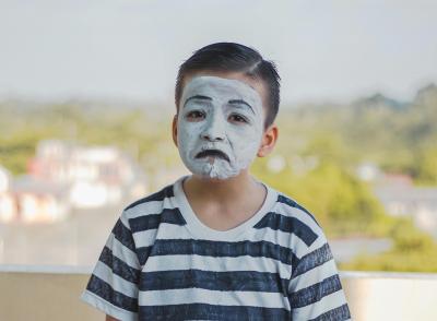 chlapec vyjadřující smutek