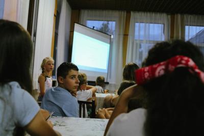 Děti sedí v lavici