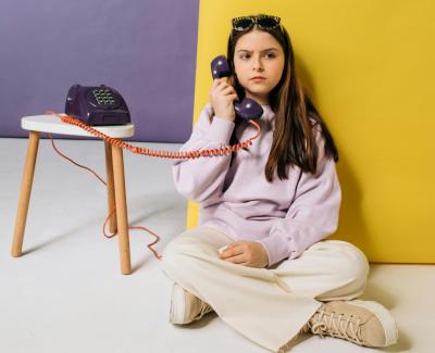 telefonující dívka