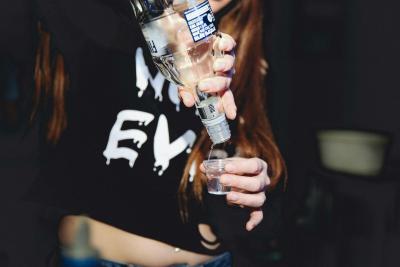 dívka s alkoholem
