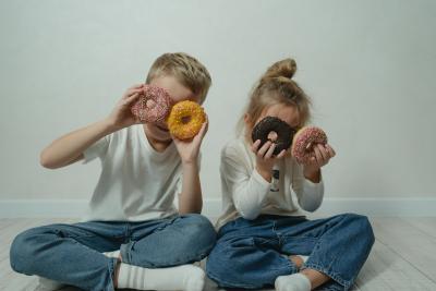 děti s donuty