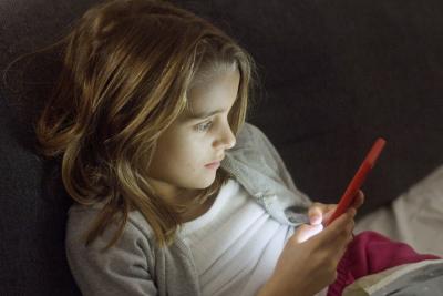 Dívka se dívá do mobilu