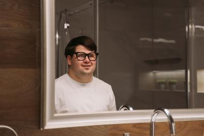 muž s Downovým syndromem