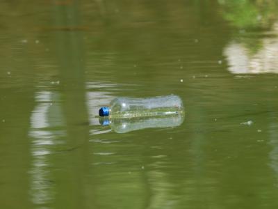 špinavá voda a PET lahev