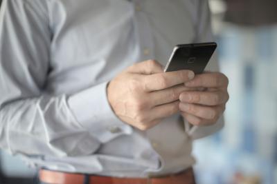 Muž pracuje na mobilu