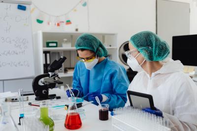 dva lidé v laboratoři