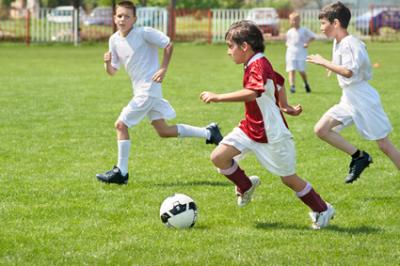 Chlapci hrající fotbal