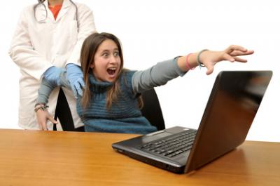 chlapec u laptopu